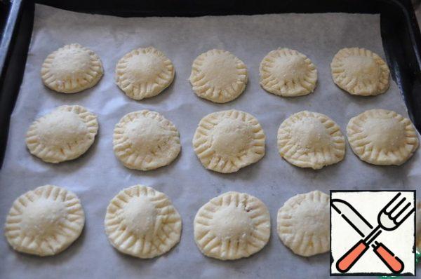 Place the cookies on a baking sheet lined with baking paper. Put in the oven, preheated to 180 degrees, bake until ready for 15-20 minutes.
From this number of products I got 25 pieces.
