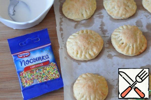 We cover the finished cookies with icing. You can use the usual protein glaze, but I offer you a fragrant glaze with a taste of marzipan. It goes very well with the taste of cottage cheese and dried apricots. Pour the glaze into a bowl, add 3 teaspoons of water, mix thoroughly. Let the finished liver cool down.

