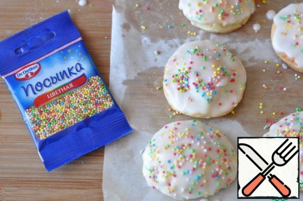 Cover the cookies with icing and sprinkle a sprinkle of dough on top.

