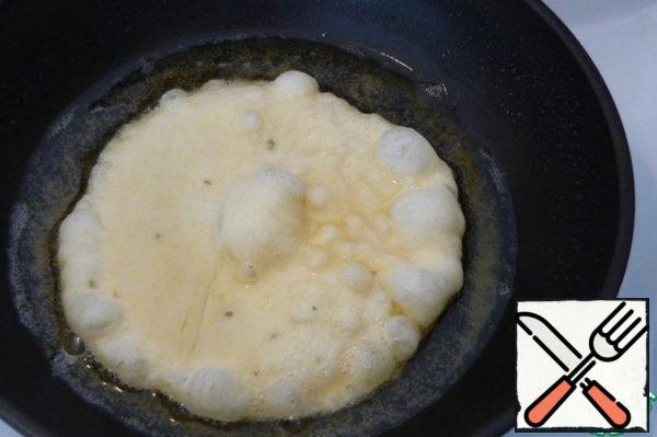 Add salt, baking powder,
red pepper,
turmeric, oregano to the sifted flour. Mix it.
Pour in the cream and vegetable oil.
Knead a soft dough.
Cover with foil and leave for 15-20 minutes.
Divide the dough into equal pieces.
Roll into a ball, leave alone for 5 minutes.
Roll out thin cakes
on a slightly dusty work surface.