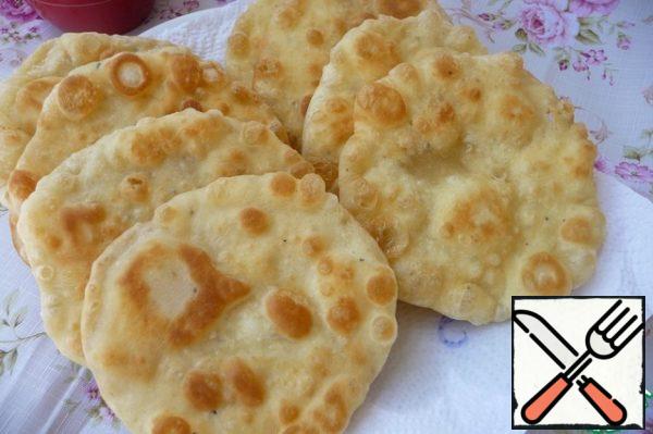 Fry the cakes in well-heated vegetable oil. Fry on both sides over moderate heat. Put the finished cakes on a paper towel.