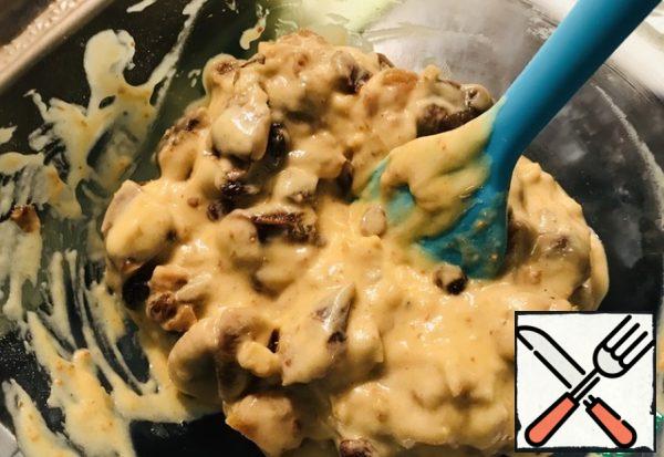 Add dried fruits and nuts, mix.
Turn on the oven.
