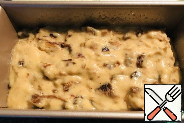 Grease the cake pan with vegetable oil, I have a form 23 by 13.
Lay out the dough, level the top, put it in the oven at 160-170 * (watch your technique) I cooked in the oven for 35 minutes.