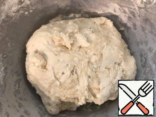 Pour the yogurt, knead the dough is not very cool. Let it even be a little sticky.
Add a spoonful of olive oil to the dough, knead again and leave to rise in a warm place for 30 minutes.