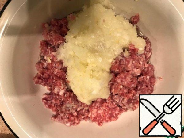 Now go to the filling.
Let's make our cheeseburger "cutlet"!Stuffing (I had pork + veal), add favorite spices, lots of onions, squeeze the garlic. Stir
