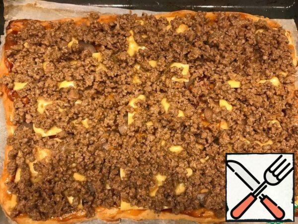 Put minced meat in a thick layer.