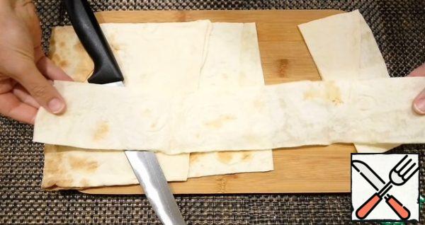 Cut the pita bread into strips 20-25 cm long and 5-6 cm wide. I made 7 strips from one pita bread.
