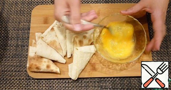 Add a pinch of salt to the eggs and whisk with a fork.
