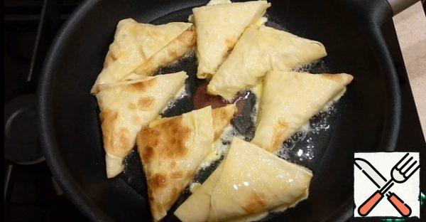 Heat a frying pan over medium heat, add vegetable oil.
Dip each triangle in an egg and put it in a frying pan.
