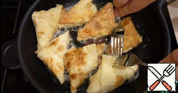 Fry the pita bread triangles on both sides until golden brown.
Lavash appetizer is very tasty both hot and cold. Enjoy your meal.