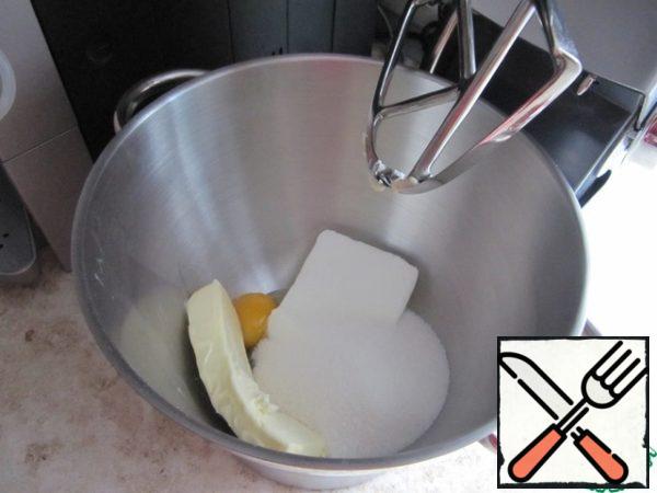 Cottage cheese of good quality and taste, soft butter and sugar, chicken egg grind into a homogeneous and fluffy mass using a mixer or blender-puree. To taste, you can add vanilla sugar.
