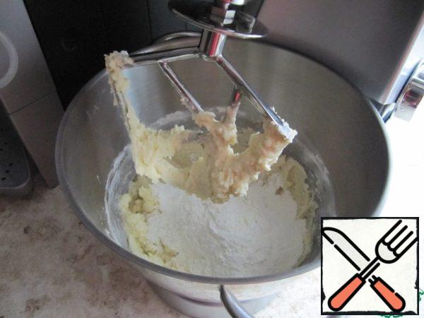 Sift wheat flour with baking soda. The amount of flour indicated is approximate, you can add some amount to get the desired consistency of the dough! Pour the flour in portions of several tablespoons, continuing to knead the dough after each serving.
