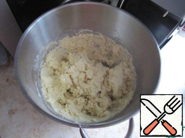 The finished dough is sticky in consistency, but you do not need to beat it with flour! Lightly moisten your hands with vegetable oil, roll the dough into a ball, put it in a bowl, cover with a film and send it to the refrigerator until it cools (1-1.5 hours).

