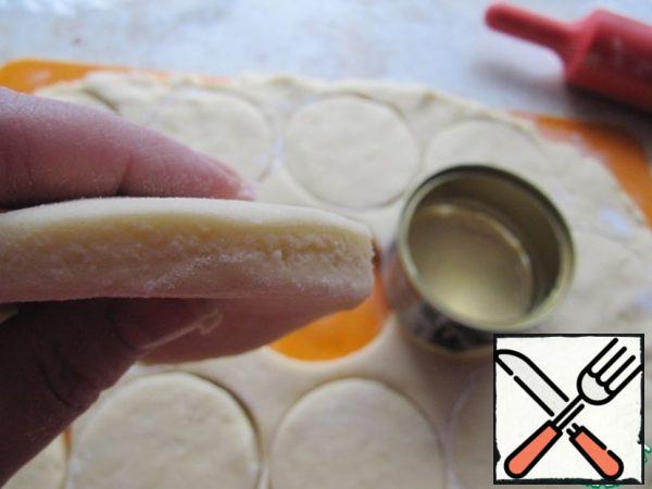 Roll out the dough on a lightly floured silicone mat 2-3 cm thick, cut out circles from the dough. (If the dough sticks when rolling, add flour, but do not beat it so that the crumpets are not dry and firm!). Cold cakes rise better in a hot oven, and when rolling out the dough, less flour is required to sprinkle the mat.
