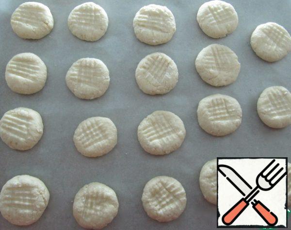 From the curd dough, you can form a sausage, pinch off portions and form crumpets, pricking the top with a fork. Preheat the oven to 180 °C, bake the crumpets until golden brown and ready (the dough should be dry!) about 20-30 minutes. The baking time is individual for each oven!
