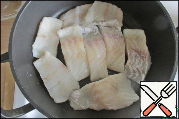 Cut the fillets and put them in a mold in one layer. Add salt to taste.
Postpone.
Turn on the oven so that it warms up to 200 degrees Celsius.
