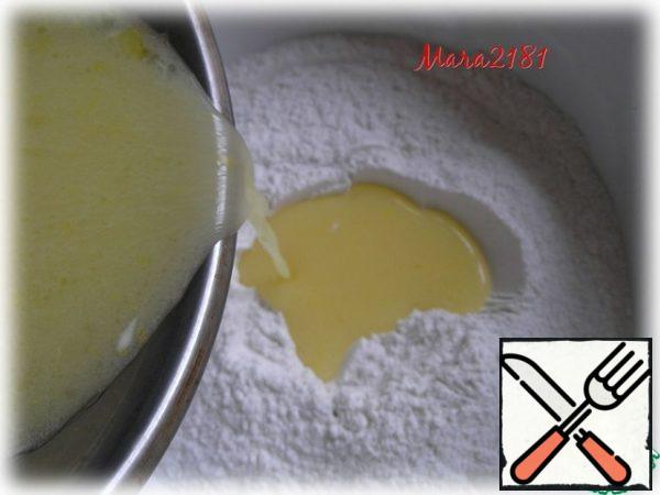 Add the resulting mixture to the flour and knead the dough. Rice flour absorbs a lot of liquid, so if the dough turned out to be dry, add a little whey or warm boiled water. And if the dough continues to stick to your hands, then sprinkle it with a small amount of flour.
