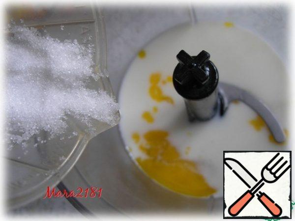 Now let's get to the stuffing!
Whisk 100 ml of milk, 1 egg and 50 g of sugar in a blender. Also, add 0.5 ml of vanilla food flavor to the filling and whisk a little with a blender.