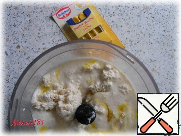 Now add 250 g of cottage cheese, rubbed through a fine sieve, to the milk-egg mass and whisk it a little more.
