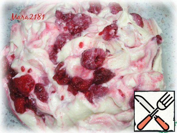 To the resulting curd mass, add 100 g of raspberries (washed and slightly dried) and mix gently. If you use frozen berries, then they need to be defrosted so that the excess liquid runs off. You can also pre-pass raspberries through a fine sieve if you prefer the most delicate structure.
