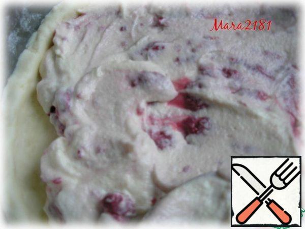 We spread the raspberry-curd mass on the prepared dough and carefully distribute it over the entire surface, leaving no sides. The sides themselves can optionally be decorated with a pattern using a decorative knife or a conventional fork.
