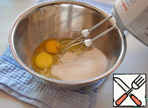 Beat the eggs into a fluffy foam with sugar and a pinch of salt.
