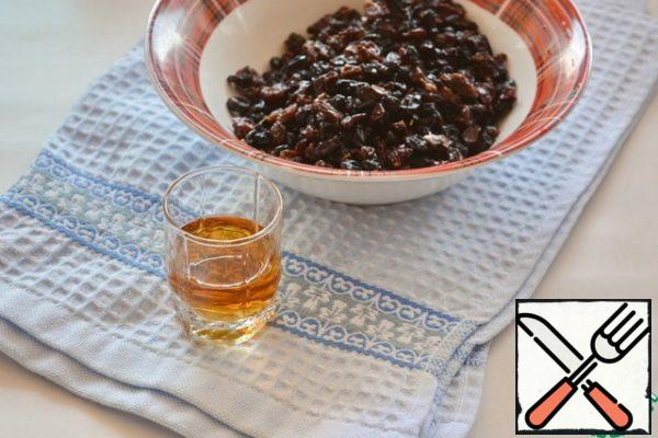 About 1 hour before making the cake, rinse the raisins, dry on a sieve and pour brandy.
