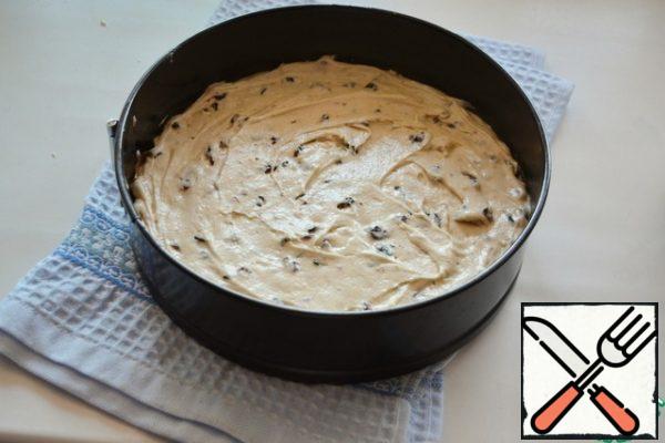Lubricate the mold with oil and put the dough into it.
My shape is 26 cm in diameter, but you can take a smaller shape, then the cake will turn out a little higher.
