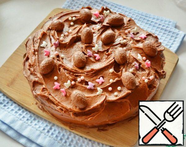 For decoration, I used a scattering of "butterfly" and "pearl". Decorate the top of the cake with chocolate candies in the form of chocolate eggs and sprinkles. Put the pie in the refrigerator for 6-8 hours.
