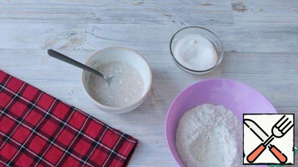 Pour yeast, 1 tablespoon of sugar and 1 tablespoon of flour into the warm milk. Stir and leave for 10 minutes in a warm place. During this time, a foam cap should form on the milk. If this did not happen, then the yeast is spoiled. We need to start over with a new yeast package.
