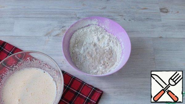 Sift the flour, add salt and mix. Roll the dough in flour and add eggs with sugar. Knead the dough.
