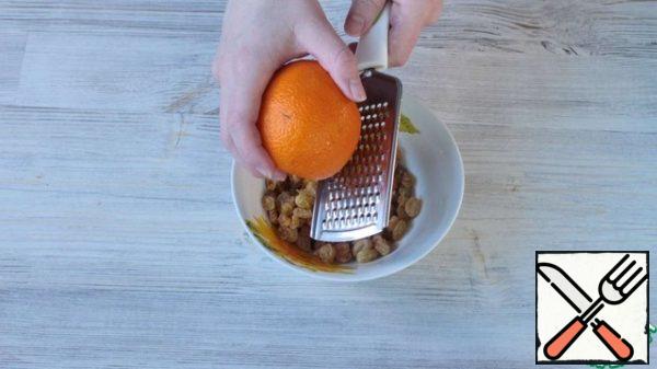 Rub the orange zest into the pre-soaked raisins. Mix well.
