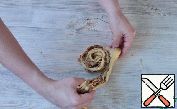The second half is also twisted into a spiral and placed on top of the first (forming the top). We twist the dough in such a way that the incision we make turns out to be on top.
