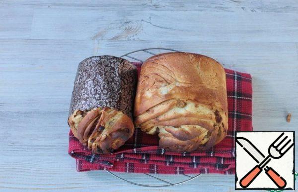 Carefully put the cake in a baking dish, cover with cling film and put in a warm place for 20 minutes to rise.
Preheat the oven to 200 ° C, bake the cakes for 10 minutes. Then reduce the temperature to 180 °C and bake for about 25 minutes. If the pie starts to burn, cover with foil.
Check the readiness of the pie with a skewer, it should be dry.
Cool the cakes completely. It is better to put them on their side on a towel and turn them over periodically, otherwise they may settle.
