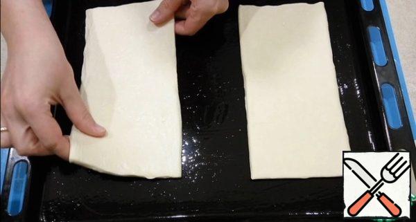 Grease a baking sheet with vegetable oil and lay out 2 cakes. We send it to bake in a preheated oven for 20-25 minutes at a temperature of 190 degrees. Repeat the same with the rest of the cakes.
