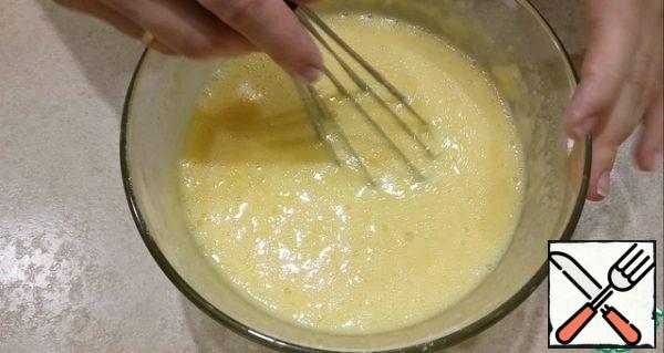 Prepare a separate mixture by mixing eggs, sugar, vanilla sugar, milk and flour. Carefully mix everything with a whisk to avoid lumps.