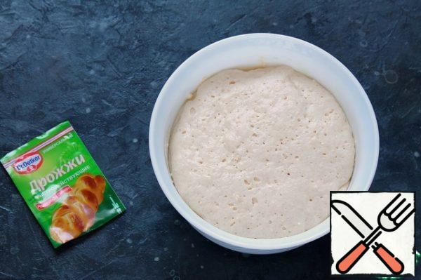 Add yeast, sugar and flour to the warm cream, mix. Cover and leave for 20-30 minutes at room temperature.
The dough should increase 2-2.5 times.
