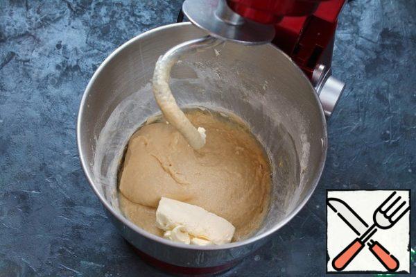 To change the nozzle on the hook, add butter. To interfere. Sift the remaining flour and knead the dough on medium speed for 30 minutes.
