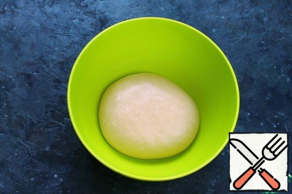 Brush the bowl with vegetable oil, form a round shape from the dough and put it in a bowl. Cover and remove to rise for 1.5-2 hours in a warm place.
