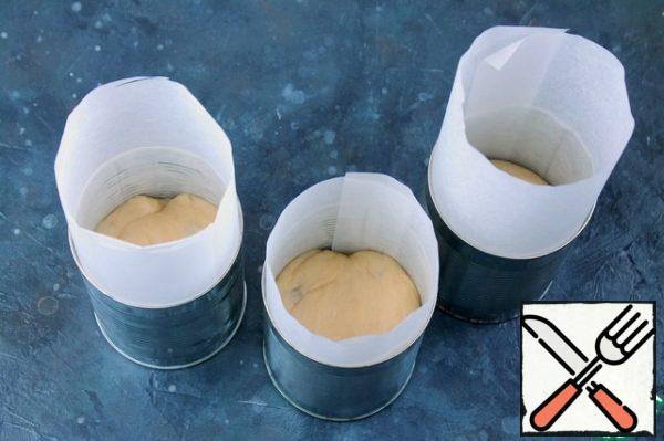 The dough is divided into parts and laid out in forms, filling no more than 1/3.
I baked in jars (bottom 8 cm, height 11 cm).
Shape, cover and let it rise for 40-60 minutes.
Bake in a preheated 180 g oven for 30-40 minutes.
Check readiness with a wooden skewer stuck in the middle, it should turn out dry.