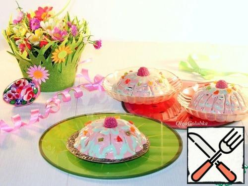 Remove Easter 30 minutes before serving, turn on a dish, decorate with icing and remaining candied fruits and almonds. The glaze is prepared according to the instructions on the package, it is very simple to cook!
Happy holiday!