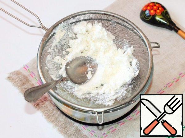Prepare the curd mass. Pressed cottage cheese to RUB through a sieve.