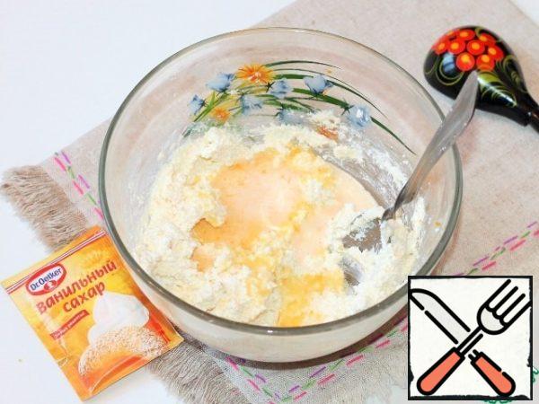 To add cottage cheese yolk mass, vanilla sugar, sour cream. If the curd mass is very thick, add 1 tablespoon of juice. With a mixer whisk the resulting mass.