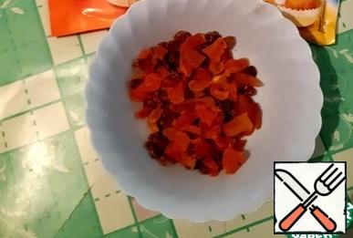 Dried apricots and raisins pour hot boiled water for 2-3 minutes. Next, drain and cut into small dried apricots.
