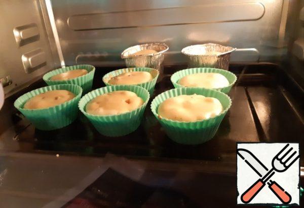 Fill in the forms for cupcakes and put the preheated oven at 180 degrees for about 20 minutes.