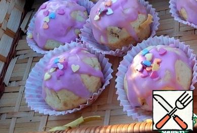 Prepare the glaze, as written on the package and pour it ready-made, cooled cupcakes. Additionally decorated with confectionery sprinkles.