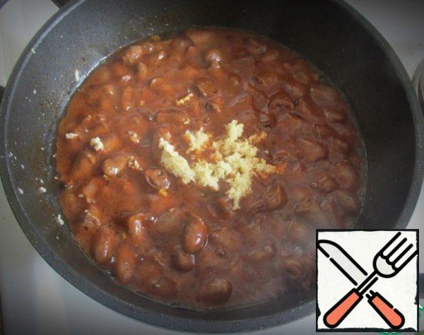 Add tomato sauce, ground coriander, pepper, half a cup of water and simmer for another 20 minutes. 5 minutes before the end of stewing, add the garlic passed through the press and mix.
