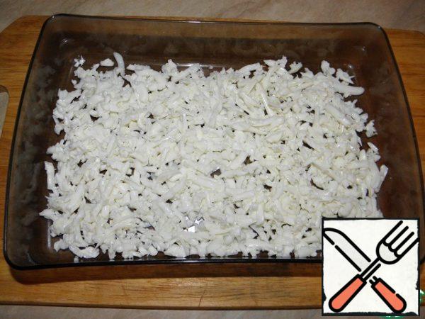 Boil hard-boiled eggs, peel, separate the whites from the yolks) Grate the whites on a coarse grater (this will be our first layer).
