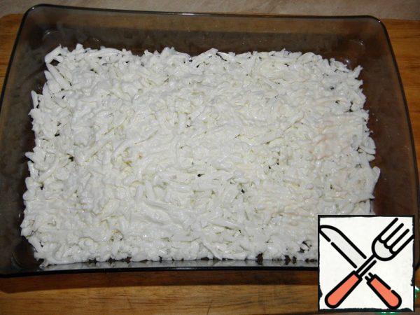 We lubricate each layer of lettuce leaves with mayonnaise (except for the oil layer) and so, we spread our proteins and distribute the mayonnaise)
