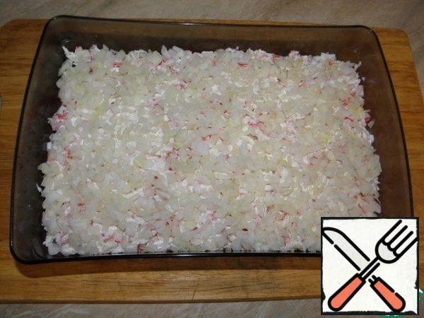 Next comes a layer of finely chopped onion. I want to pay special attention to this step! Chop the onion very finely! Almost a child, otherwise the harmony will be broken).
